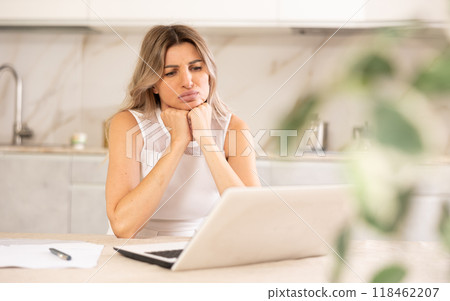 she remotely collaborates 118462207