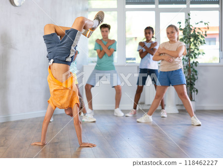 Modern dance lesson in studio - dance on hands upside down 118462227