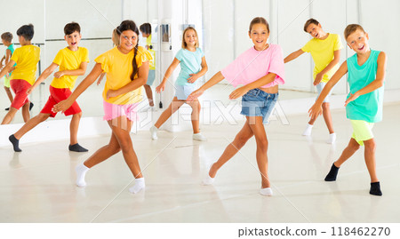 Children studying modern style dances in class indoors 118462270