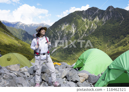 睡覺在帳篷裡的山女孩 118462321