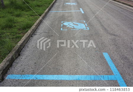 On the road there is a marking about paid parking of cars 118463853