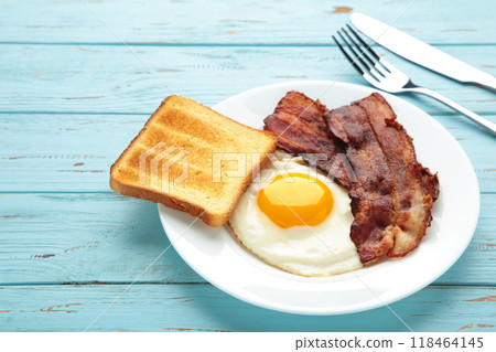 Eggs and bacon for breakfast on blue background. with copy space. 118464145