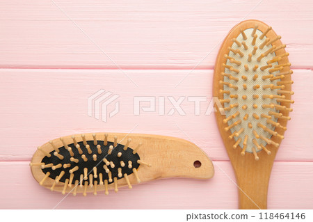 Set of comb and hairbrush on pink background with copy space 118464146