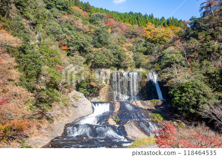 龍門瀑布和秋天的落葉 龍門瀑布和秋天的落葉 118464535