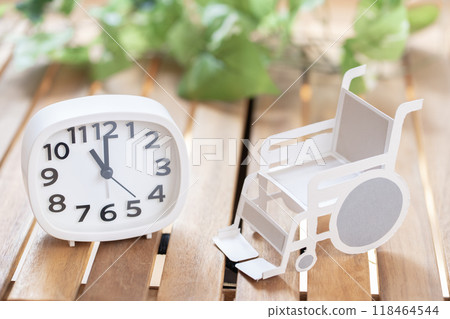 時鐘和輪椅時間 11:00 23:00 11:00 23:00 時鐘和輪椅時間 11:00 23:00 11:00 23:00 118464544