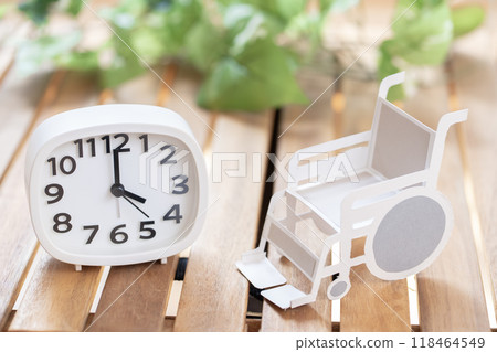 Clock and wheelchair time 4 o'clock 16 o'clock 4:00 16:00 118464549