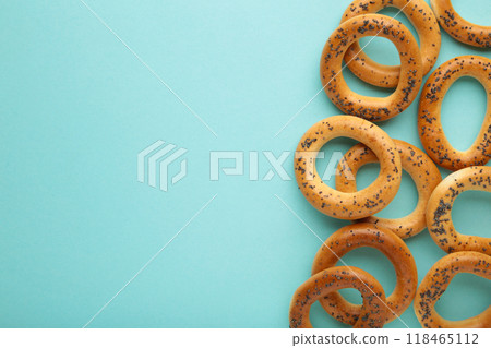 Whole bagel with poppy seeds on blue background with copy space 118465112