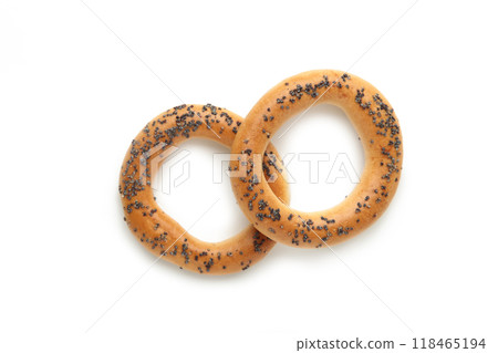 Whole bagel with poppy seeds isolated on white background Whole bagel with poppy seeds isolated on white background 118465194