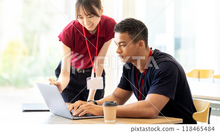 兩個商人，一個日本女人和一個外國男人，正在開會 118465484