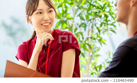Two businessmen having a meeting: a Japanese woman and a foreign man Two businessmen having a meeting: a Japanese woman and a foreign man 118465490