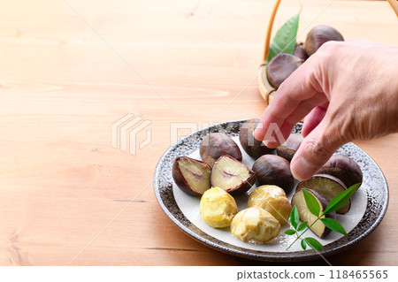 Autumn flavor: Boiled chestnuts (peeled chestnuts) Autumn flavor: Boiled chestnuts (peeled chestnuts) 118465565