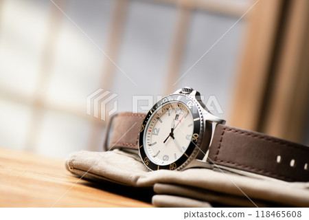 cream men wristwatch 118465608