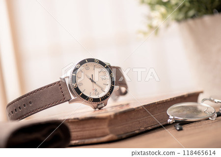 cream men wristwatch 118465614