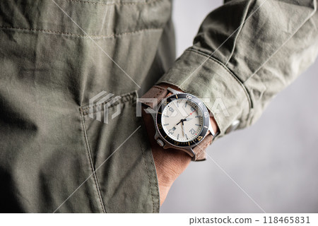 The man wearing wristwatch 118465831