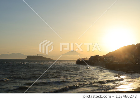 從鎌倉稻村崎看到的日落和江之島和富士山的風景 從鎌倉稻村崎看到的日落和江之島和富士山的風景 118466278