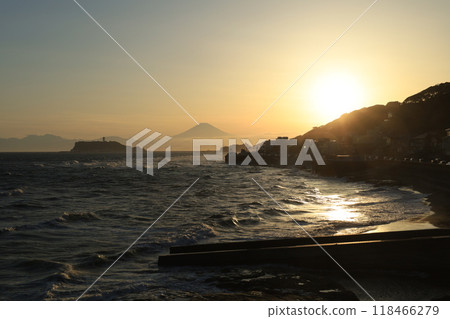 從鎌倉稻村崎看到的日落和江之島和富士山的風景 從鎌倉稻村崎看到的日落和江之島和富士山的風景 118466279
