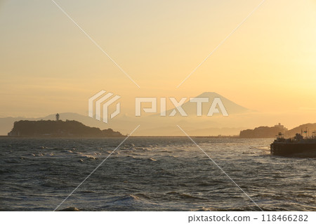 從鎌倉稻村崎看到的日落和江之島和富士山的風景 118466282