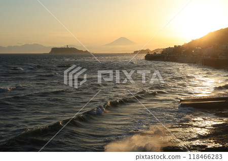 A view of the sunset, Enoshima and Mt. Fuji from Inamuragasaki in Kamakura 118466283