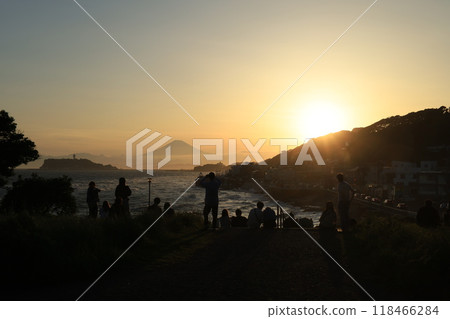 從鎌倉稻村崎看到的日落和江之島和富士山的風景 118466284