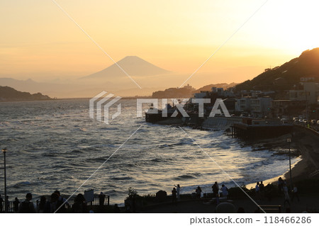 從鎌倉稻村崎看到的日落和江之島和富士山的風景 118466286