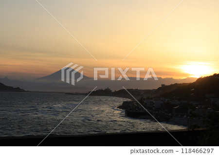 從鎌倉稻村崎看到的日落和江之島和富士山的風景 從鎌倉稻村崎看到的日落和江之島和富士山的風景 118466297