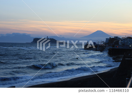 從鎌倉稻村崎看到的日落和江之島和富士山的風景 從鎌倉稻村崎看到的日落和江之島和富士山的風景 118466310