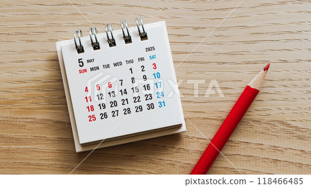 2025年5月日曆和木桌上的紅鉛筆5月活動日曆 2025年5月日曆和木桌上的紅鉛筆5月活動日曆 118466485