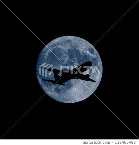 滿月背景下飛行的飛機的輪廓 118466498