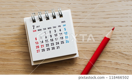 2025年7月日曆和木桌上的紅鉛筆7月活動日曆 118466502