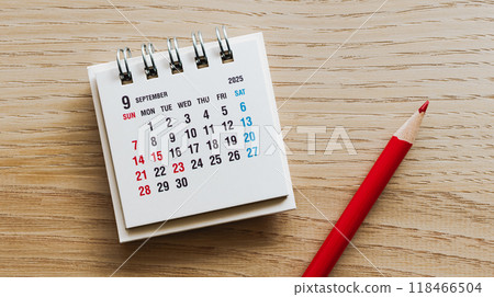 2025年9月日曆和木桌上的紅鉛筆9月活動日曆 2025年9月日曆和木桌上的紅鉛筆9月活動日曆 118466504