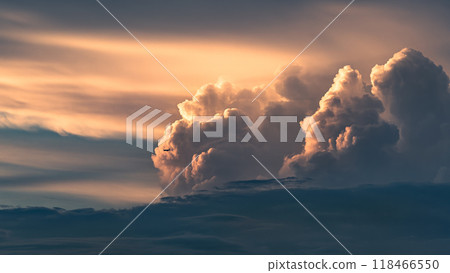 飛機在夕陽下的積雨雲旁飛行 飛機在夕陽下的積雨雲旁飛行 118466550