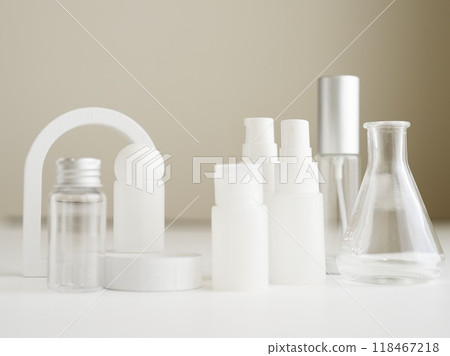 有植物圖像的白色化妝品瓶 118467218