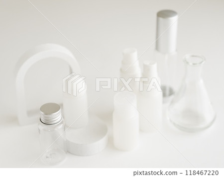 有植物圖像的白色化妝品瓶 118467220