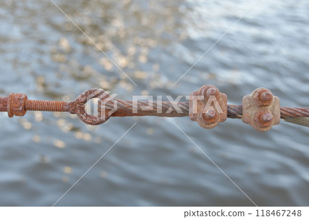 海上生鏽的電線和螺栓 海上生鏽的電線和螺栓 118467248