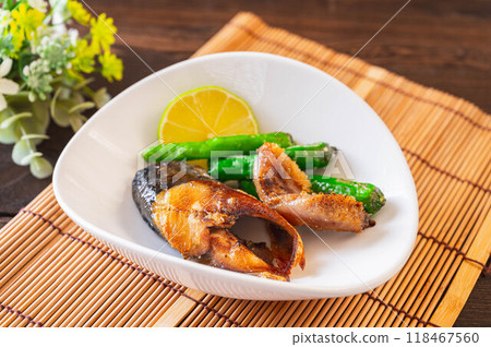 Fatty grilled salted herring 118467560