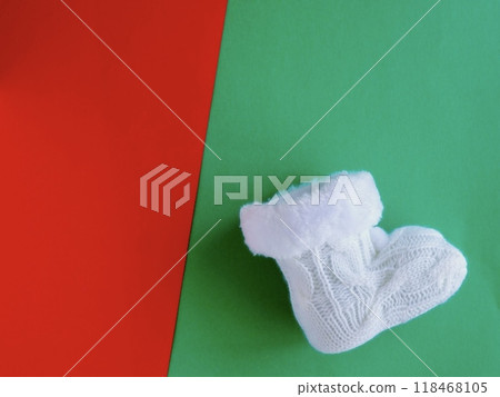 紅色和綠色背景上的白色襪子 紅色和綠色背景上的白色襪子 118468105