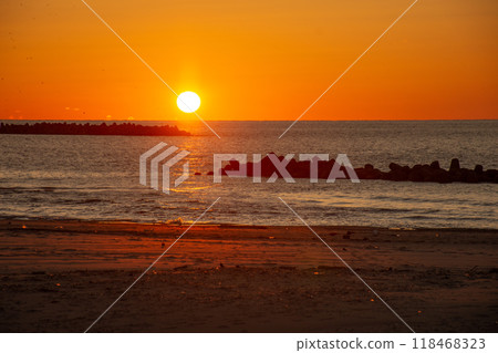 在海上日落 118468323