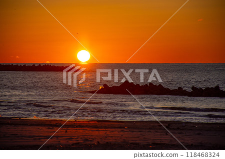 在海上日落 118468324