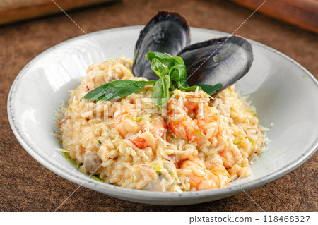 Seafood risotto with mussel shells 118468327