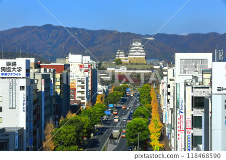 [兵庫縣] 天氣晴朗的姬路城和大手前街 118468590