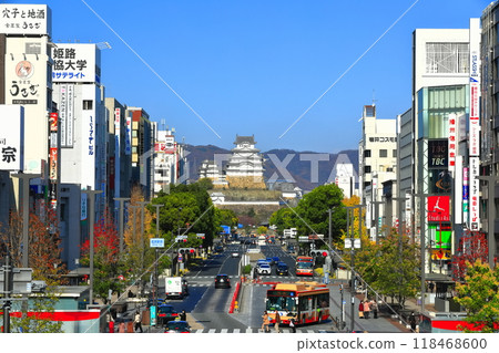 [兵庫縣] 天氣晴朗的姬路城和大手前街 118468600