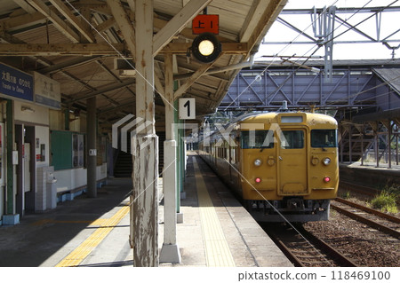 山陽幹線115系 小畑站出發（2門4節車廂/山口地區：岩國⇔下關） 118469100