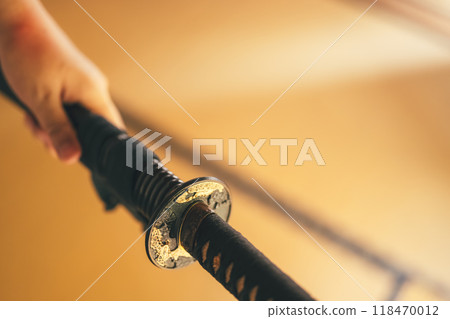 有日本刀的男人 118470012