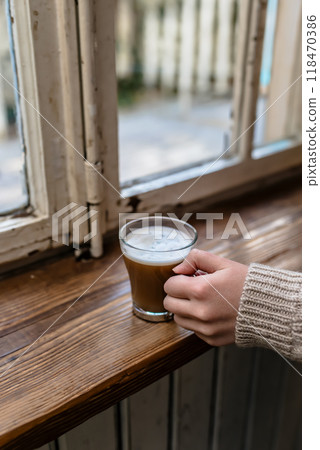 在窗邊放鬆一下 118470386