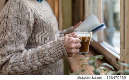 看書的女人 118470389