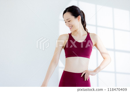 Woman wearing yoga wear 118470409