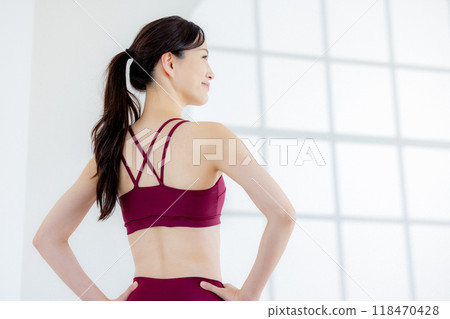 Woman wearing yoga wear 118470428