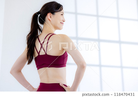 Woman wearing yoga wear 118470431