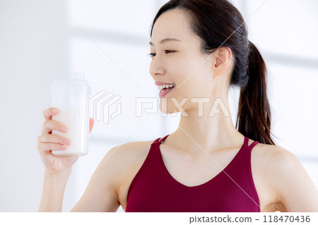 Woman wearing yoga wear Protein Woman wearing yoga wear Protein 118470436