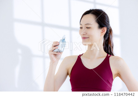 Woman drinking jelly 118470442